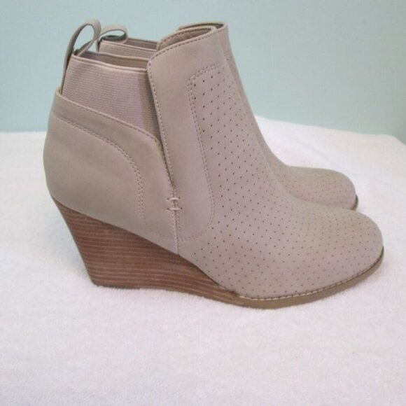 NWT/NWOB DV by Dolce Vita GERDY Ankle Bootie-Stacked Wedge Heel-Various-Beige - Picture 2 of 14